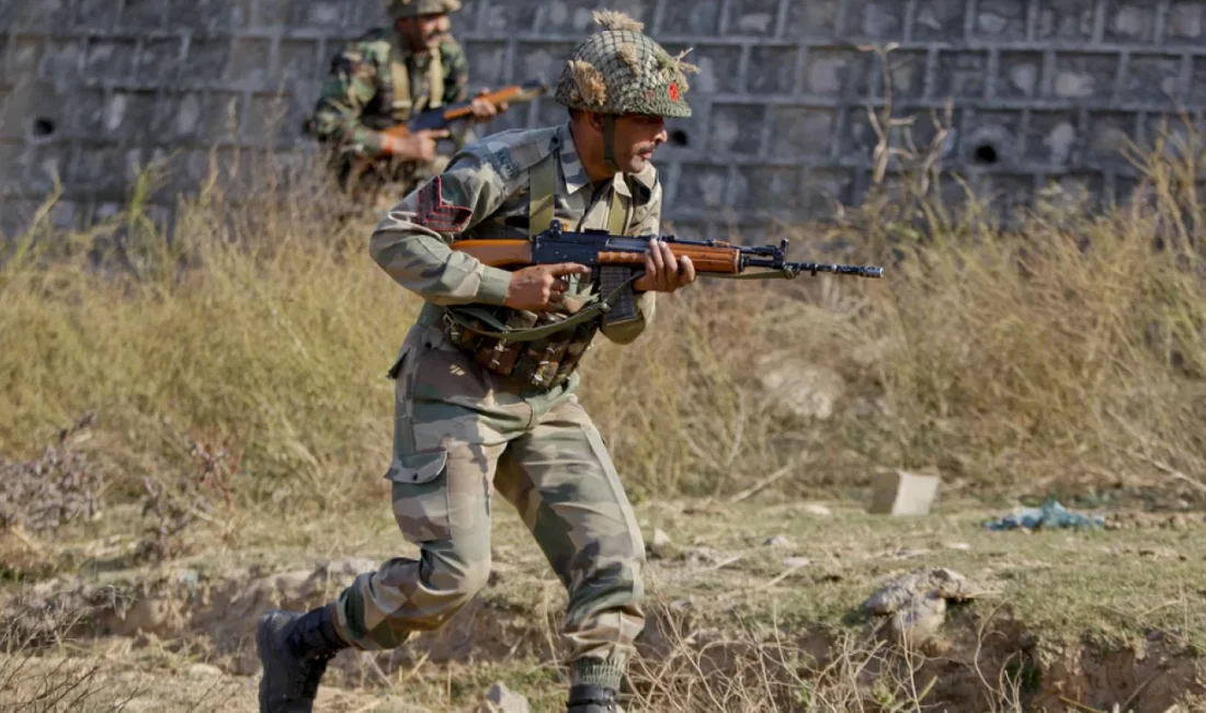 Pakistan ordusu, Hindistan'ın 3 bölgeden topraklarına füze saldırısı düzenlediğini duyurdu.